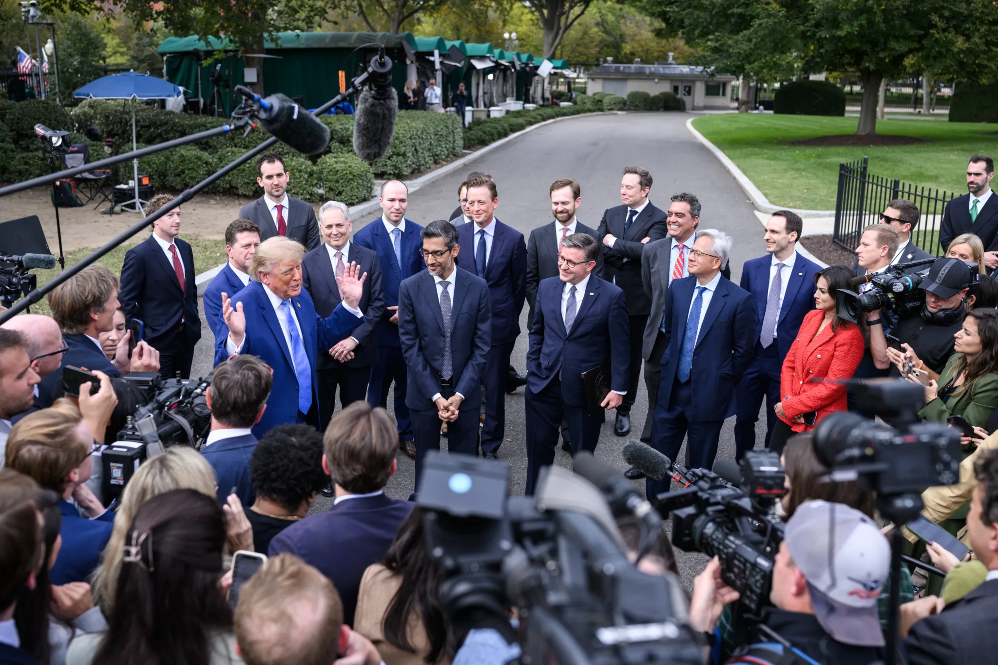 Trump och cheferna för de stora AI-företagen vid ett pressevenemang på Vita husets gård